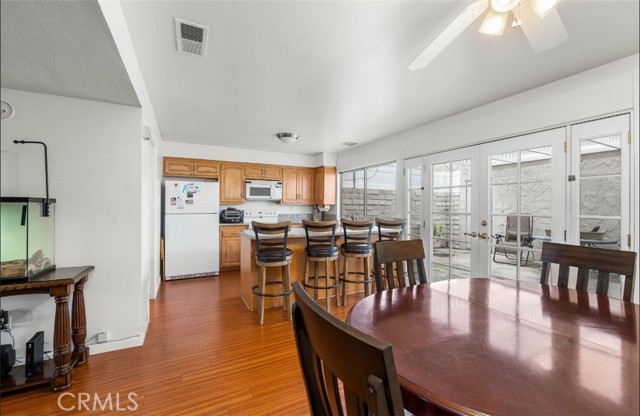 Detail Gallery Image 9 of 22 For 24365 La Glorita Cir #61,  Newhall,  CA 91321 - 3 Beds | 3 Baths