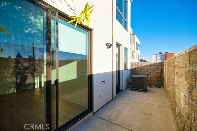 1050 N Joels Place, Los Angeles CA: https://media.crmls.org/medias/0378eac3-92c7-4097-b664-68f36bf4359e.jpg