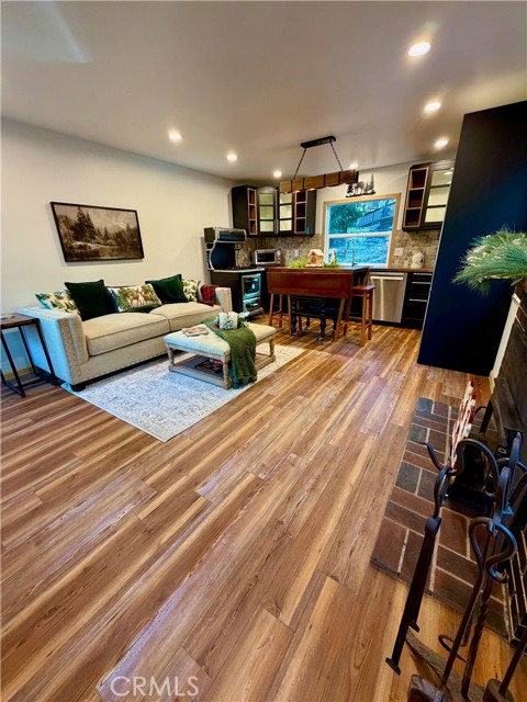 Detail Gallery Image 2 of 26 For 675 Pinnacle, Lake Arrowhead,  CA 92352 - 3 Beds | 2 Baths