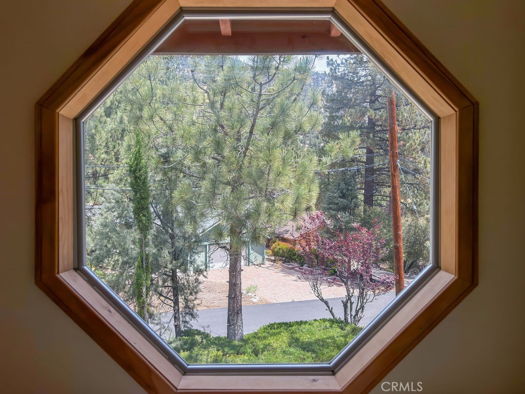 https://media.crmls.org/medias/037d2889-810c-4e3d-a408-acd90c60e684.jpg?preset=X-Large