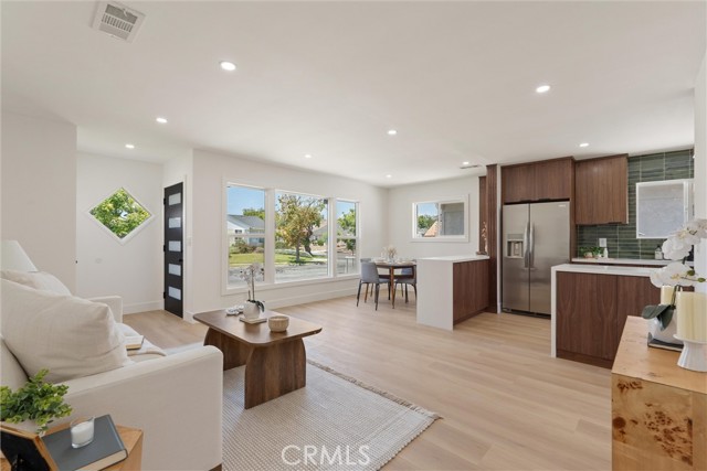 Detail Gallery Image 10 of 28 For 19910 Bernist Ave, Torrance,  CA 90503 - 3 Beds | 2 Baths