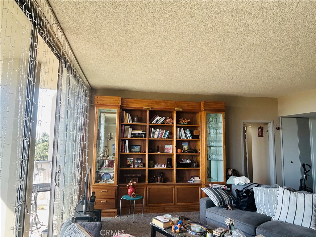 https://media.crmls.org/medias/0381fd07-0df1-44a9-8d27-e1e95630b5db.jpg?preset=X-Large