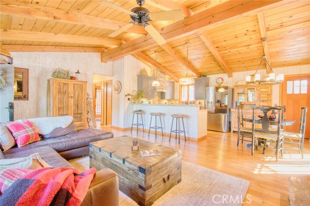 5475 Acorn Trail, Wrightwood CA: https://media.crmls.org/medias/038345ea-b73a-47df-93dc-ed47a31ad472.jpg