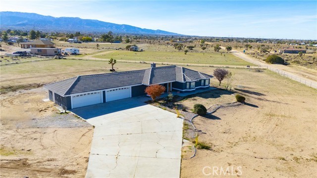 6895 Coyote Rd, Phelan CA: https://media.crmls.org/medias/03858ba3-0c33-42e5-bac5-3d1e8a7d8e97.jpg