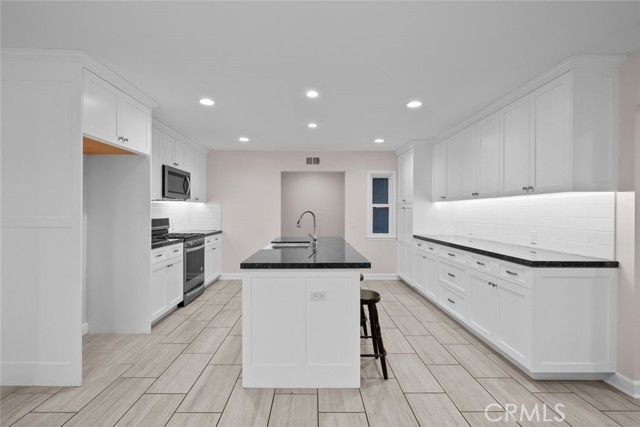 Detail Gallery Image 10 of 52 For 17148 Stare St, Northridge,  CA 91325 - 7 Beds | 5 Baths