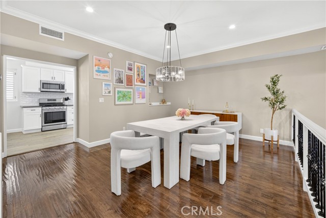 Detail Gallery Image 10 of 36 For 5240 Yarmouth, Encino,  CA 91316 - 3 Beds | 2/1 Baths