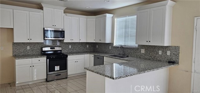 Detail Gallery Image 3 of 7 For 8185 Banana Ave #27,  Fontana,  CA 92335 - 4 Beds | 2/1 Baths