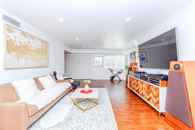 Detail Gallery Image 2 of 32 For 358 S Gramercy Pl #201,  Los Angeles,  CA 90020 - 2 Beds | 2 Baths