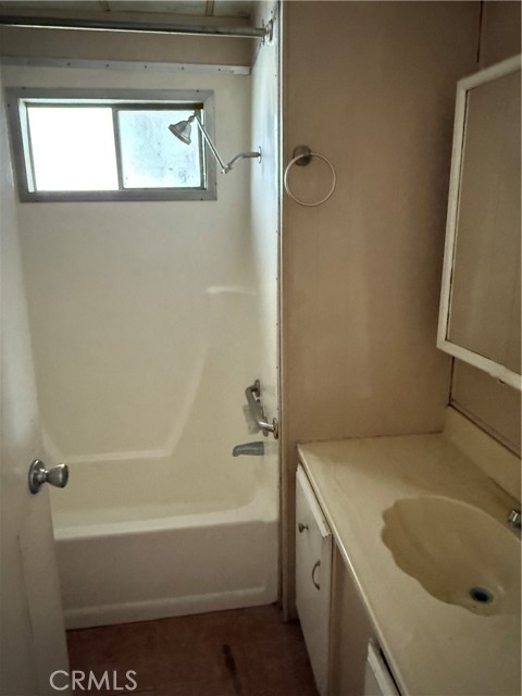 16600 Orange Avenue, Paramount CA: https://media.crmls.org/medias/03954132-b136-4efc-af36-af0b87637857.jpg