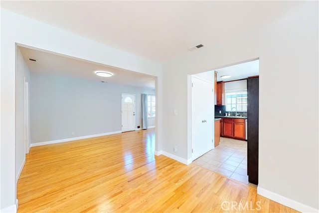 Detail Gallery Image 5 of 35 For 7648 Ostrom Ave, Lake Balboa,  CA 91406 - 4 Beds | 3 Baths