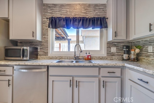 2846 Nandina Drive, Palmdale CA: https://media.crmls.org/medias/03979616-2a76-44d3-b0c0-2ffffb2a3dbe.jpg