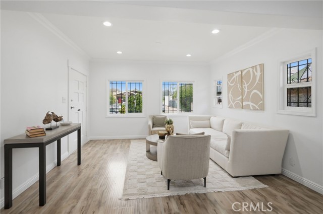 Detail Gallery Image 5 of 44 For 1345 W 51st Pl, Los Angeles,  CA 90037 - 6 Beds | 3 Baths