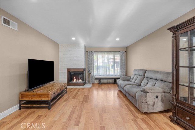 Detail Gallery Image 16 of 41 For 23439 via Elisandra, Valencia,  CA 91355 - 5 Beds | 3 Baths
