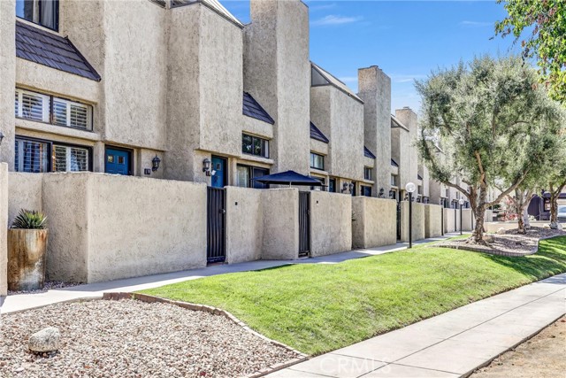 Detail Gallery Image 2 of 35 For 984 W Riverside Dr, Burbank,  CA 91506 - 3 Beds | 3 Baths