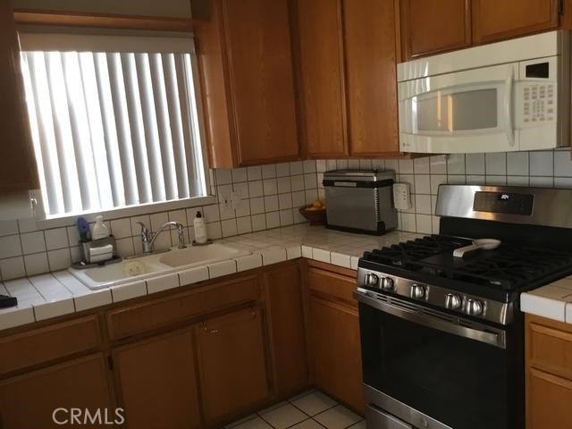 Detail Gallery Image 7 of 11 For 12608 Coldbrook Ave, Downey,  CA 90242 - 3 Beds | 2 Baths