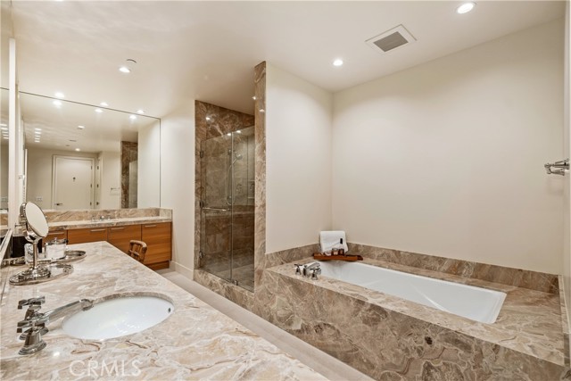 10776 Wilshire Boulevard, Los Angeles CA: https://media.crmls.org/medias/03a6043a-e313-4643-9364-795b9aa4240f.jpg