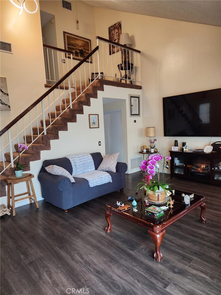 MLS #DW25111653 img 4