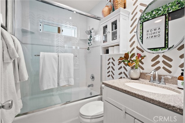 updated stylish full bath