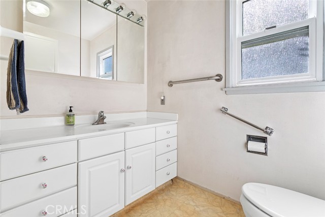 Detail Gallery Image 13 of 26 For 3926 East Bld, Los Angeles,  CA 90066 - 3 Beds | 1 Baths