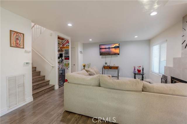 Detail Gallery Image 4 of 12 For 12411 Osborne, Pacoima,  CA 91331 - 2 Beds | 2 Baths