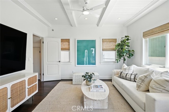 213 Seaview Street, Manhattan Beach CA: https://media.crmls.org/medias/03afc886-b6d2-465b-9595-22cc0b95ab87.jpg