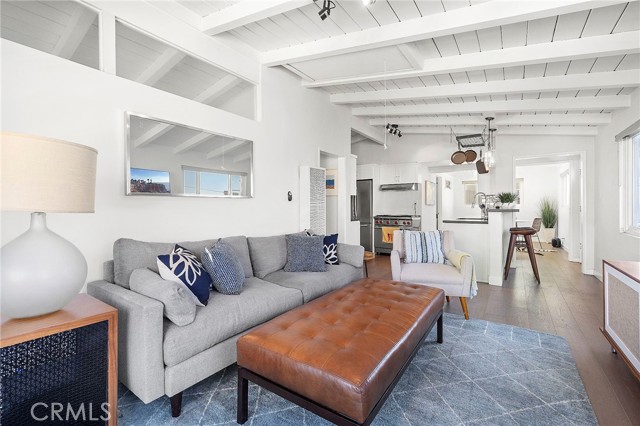 200 Moonstone Street, Manhattan Beach CA: https://media.crmls.org/medias/03afd124-d986-44c9-bbb7-f7360130a38e.jpg