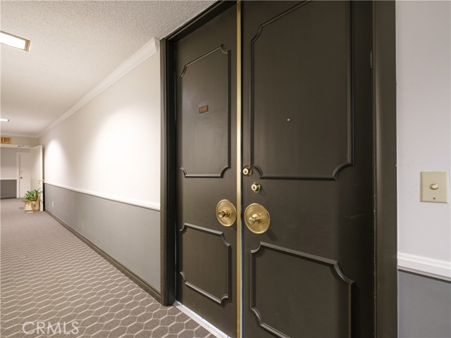 Detail Gallery Image 4 of 28 For 5411 Tyrone, Sherman Oaks,  CA 91401 - 3 Beds | 3 Baths