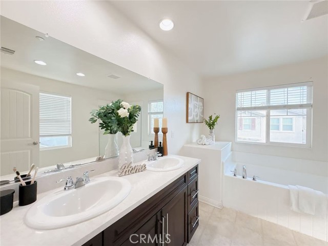 5073 S Heritage Paseo, Ontario CA: https://media.crmls.org/medias/03b6b5dc-d71e-485b-a3c6-64c3069ea544.jpg