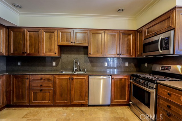 Detail Gallery Image 11 of 29 For 1420 S Bundy Dr #105,  Los Angeles,  CA 90025 - 3 Beds | 2 Baths