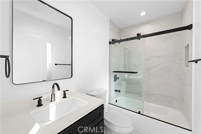 Detail Gallery Image 22 of 36 For 1342 Kingsley #1,  Los Angeles,  CA 90027 - 4 Beds | 4/1 Baths