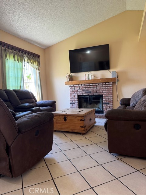 Detail Gallery Image 4 of 14 For 15762 Orchid Ave, Fontana,  CA 92335 - 3 Beds | 2 Baths