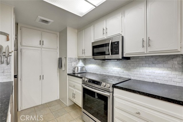Detail Gallery Image 4 of 30 For 2276 2276 via Mariposa East #D,  Laguna Woods,  CA 92677 - 2 Beds | 1 Baths