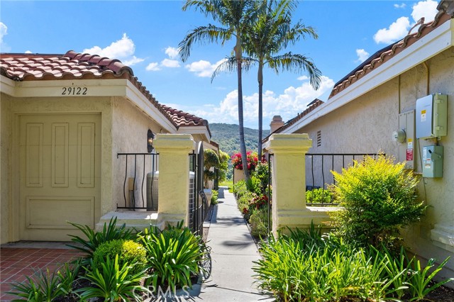 29122 Laurel Valley Drive, Vista CA: https://media.crmls.org/medias/03cfb413-2f41-417d-bc29-9e97a8274460.jpg