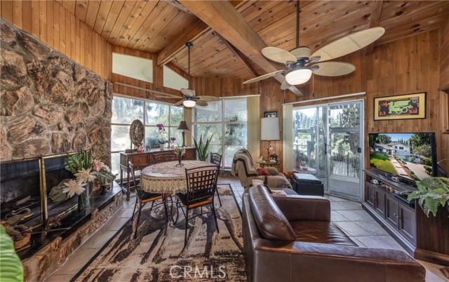 2242 Oak Crest Drive, Riverside CA: https://media.crmls.org/medias/03d3152b-1f17-4a02-a672-8878f332c183.jpg