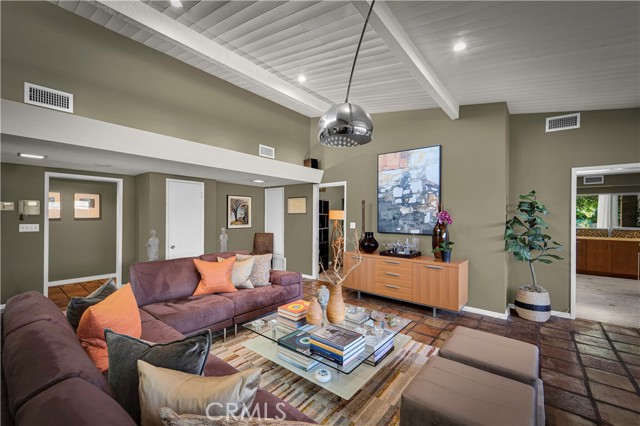 Detail Gallery Image 7 of 60 For 6119 Mary Ellen, Valley Glen,  CA 91401 - 4 Beds | 2 Baths