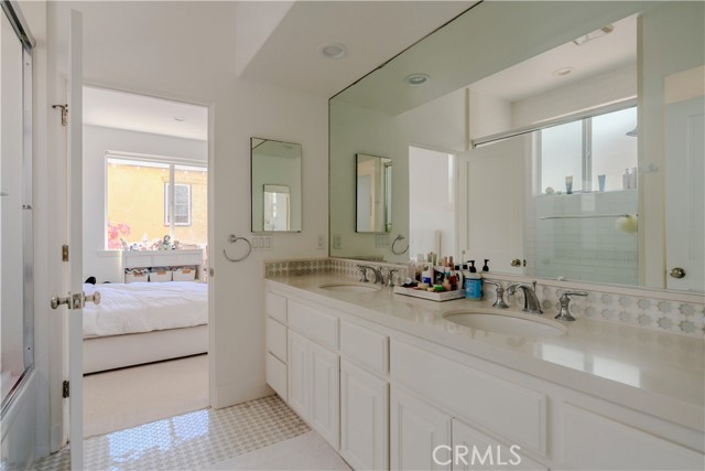 300 19TH Street, Manhattan Beach CA: https://media.crmls.org/medias/03da2009-ba1a-46d1-901a-161553f6c033.jpg