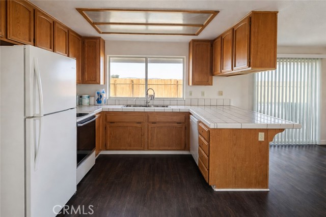 Detail Gallery Image 4 of 6 For 9637 Glade Ave, California City,  CA 93505 - 3 Beds | 2 Baths