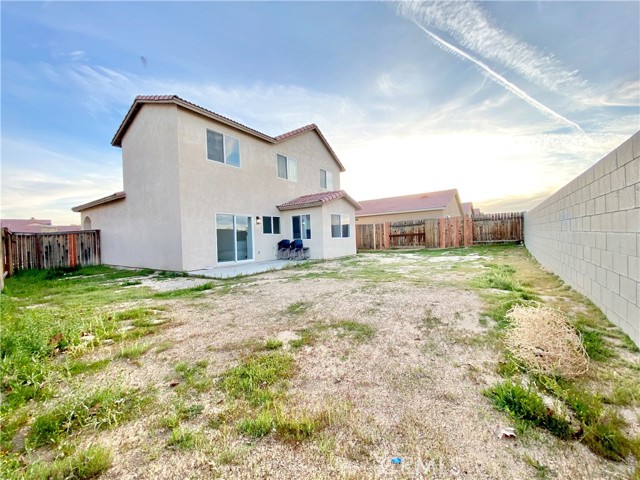 Detail Gallery Image 4 of 28 For 17048 Monaco Dr, Victorville,  CA 92395 - 4 Beds | 2/1 Baths