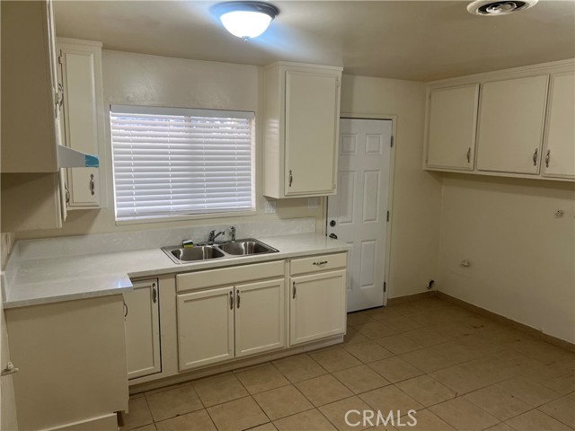 Detail Gallery Image 6 of 41 For 1026 Flower St, Bakersfield,  CA 93305 - – Beds | – Baths