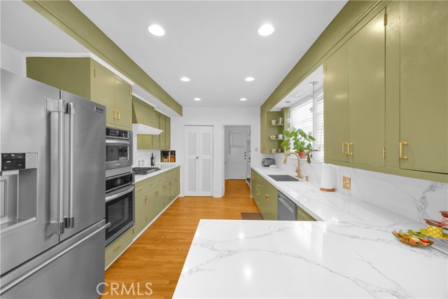 929 E Marshall Place, Long Beach CA: https://media.crmls.org/medias/03e4f4e4-01fe-4f4c-b6ce-271d55153ce7.jpg