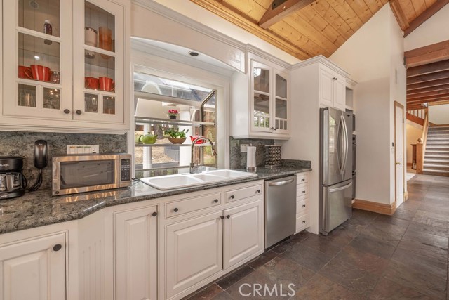 42385 Fox Farm Road, Big Bear Lake CA: https://media.crmls.org/medias/03e885d4-b47b-415d-b6fa-55a9105fbc17.jpg
