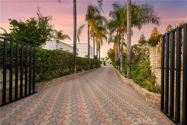 Detail Gallery Image 5 of 62 For 22901 Burbank Bld, Woodland Hills,  CA 91367 - 6 Beds | 4/1 Baths