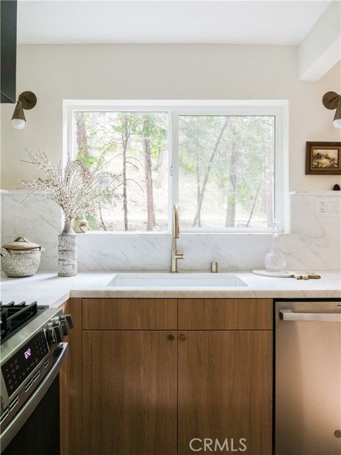 27824 Fern Dell Road, Lake Arrowhead CA: https://media.crmls.org/medias/03e964b0-b5d9-4132-9ea5-622610c8b076.jpg