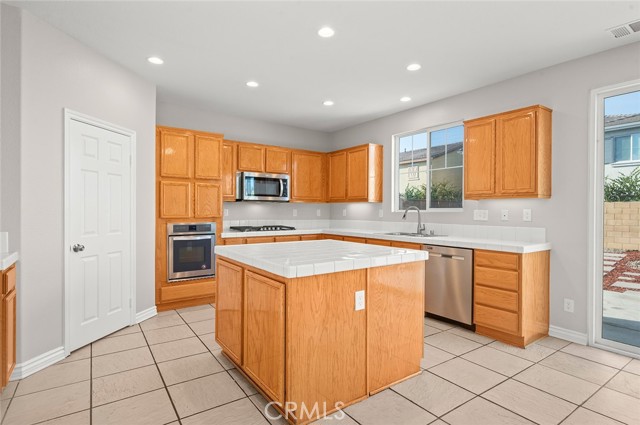 Detail Gallery Image 4 of 43 For 12966 Eastern Shore Dr, Corona,  CA 92880 - 4 Beds | 2/1 Baths