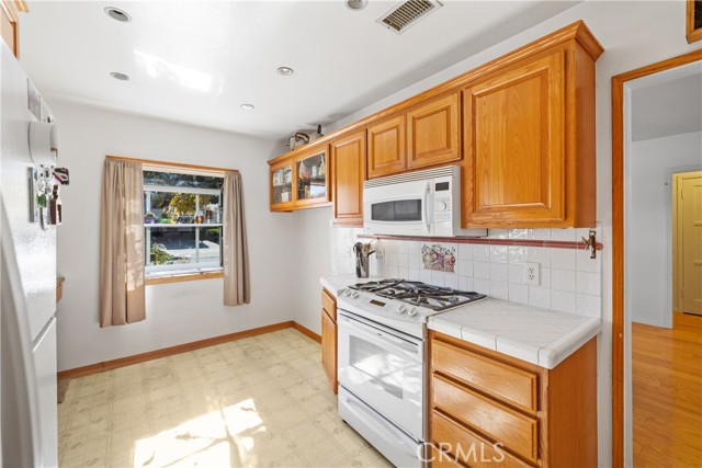 Detail Gallery Image 25 of 39 For 17419 Leadwell, Lake Balboa,  CA 91406 - 4 Beds | 2 Baths