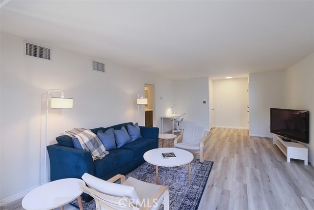 382 E California Boulevard, Pasadena CA: https://media.crmls.org/medias/03f3a9c1-b2ea-414b-90c6-96e5bba610c0.jpg