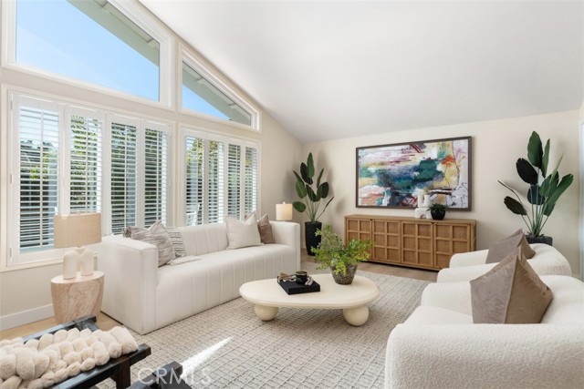 17 Silver Crescent, Irvine CA: https://media.crmls.org/medias/03f43390-3a15-4ff5-99f9-8ba124e54e6d.jpg