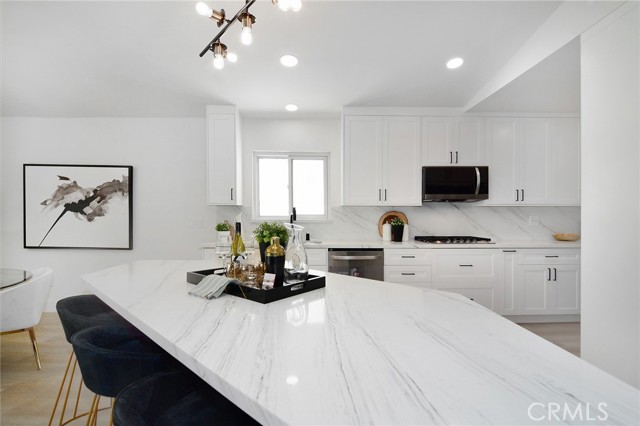 Detail Gallery Image 15 of 65 For 22284 Avenue San Luis, Woodland Hills,  CA 91364 - 6 Beds | 5/1 Baths