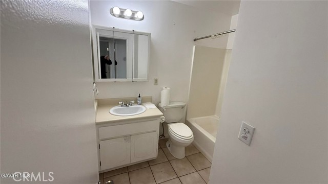 22090 Cherokee Avenue, Apple Valley CA: https://media.crmls.org/medias/03f82e5c-d218-4d0b-9bba-f5c88eb8e821.jpg