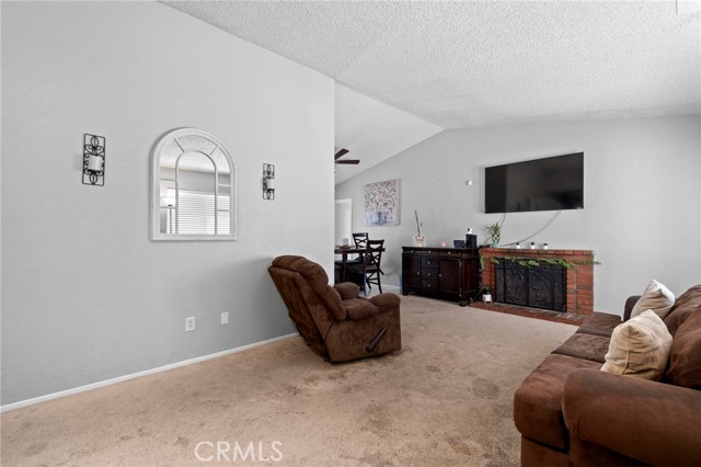 Detail Gallery Image 3 of 26 For 12831 Stage Coach Dr, Victorville,  CA 92392 - 3 Beds | 2 Baths